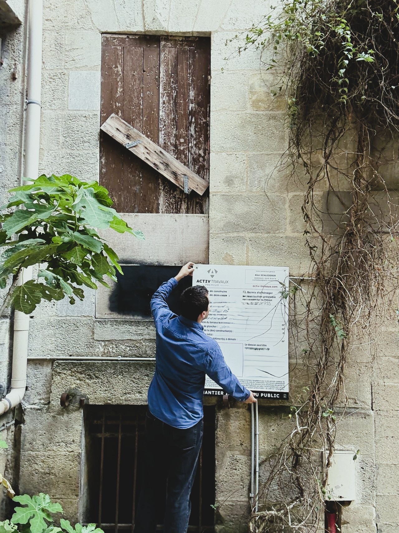 ACTIV TRAVAUX - Pose d'un panneau de chantier